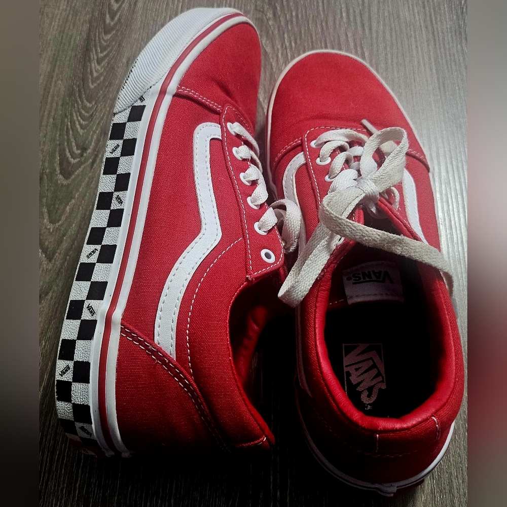 Youth vans off the wall red and white canvas checkered sole lowtop shoes size 6